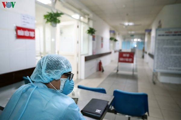 Khẩu trang giúp ngăn ngừa lây nhiễm virus phát tán trong không khí qua các hạt bụi mịn, ngăn chặn virus corona. Đối với các loại khẩu trang y tế, phải là loại không thấm nước và khi đeo không để xẹp ở vùng mặt.