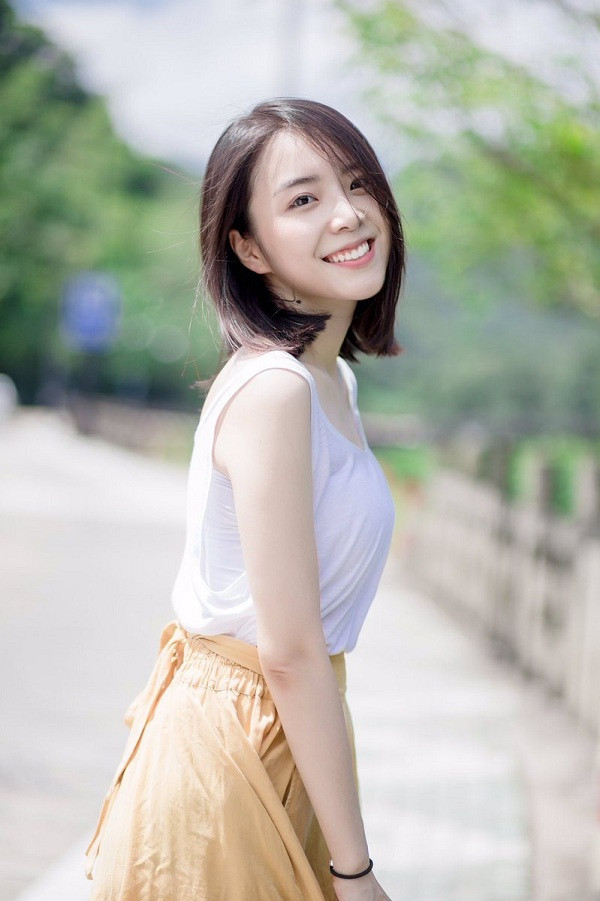 Mỗi lần xuất hiện, mỹ nữ LMHT Trung Quốc đem đến nguồn năng lượng tích cực và vui vẻ với khuôn mặt rạng rỡ và nụ cười thường trực trên môi.