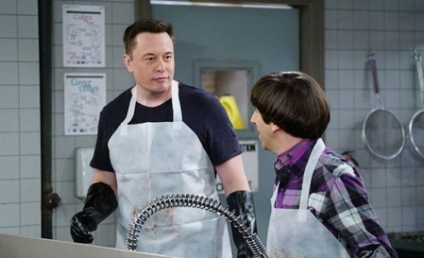 Series The Big Bang Theory từng đón chào sự góp mặt của rất nhiều người nổi tiếng trong giới khoa học công nghệ, trong đó có Elon Musk. Trong tập phim “The Platonic Permutation” thuộc mùa 9, Howard Wolowitz đã có cơ hội gặp gỡ Elon Musk khi đi làm từ thiện nhân dịp Lễ Tạ ơn.
