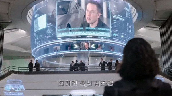Men in Black: International khá hài hước khi có một chi tiết hé lộ hàng loạt ngôi sao nổi tiếng thế giới hiện nay thực chất là người ngoài hành tinh hoặc đến từ những thế giới khác. Trong đó có sự xuất hiện bất đắc dĩ của tỷ phú công nghệ Elon Musk.