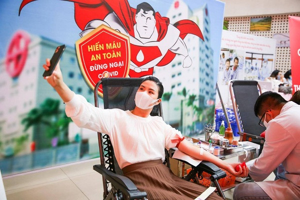 Hoa hậu Việt Nam 2010 liên tục sử dụng dế xịn selfie cùng đồng nghiệp trong và các bác sĩ trong suốt thời gian tham gia hiến máu.