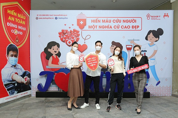 Chiều nay 23/3/2020 loạt sao Việt tham gia hiến máu cứu người tại Viện Huyết học - Truyền máu Trung ương tham gia hiến máu cứu người. MC Phan Anh cùng hoa hậu Ngọc Hân và diễn viên Hồng Diễm, Đan Lê tích cực đăng ký hiến máu đồng thời chia sẻ lên mạng xã hội những hình ảnh cổ động, kêu gọi người dân tham gia.
