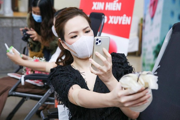 Diễn viên - MC Đan Lê cũng đang sở hữu phiên bản iPhone 11 Pro Max màu trắng. Đan Lê sử dụng điện thoại hot để chụp ảnh check-in khi tham gia hiến máu.