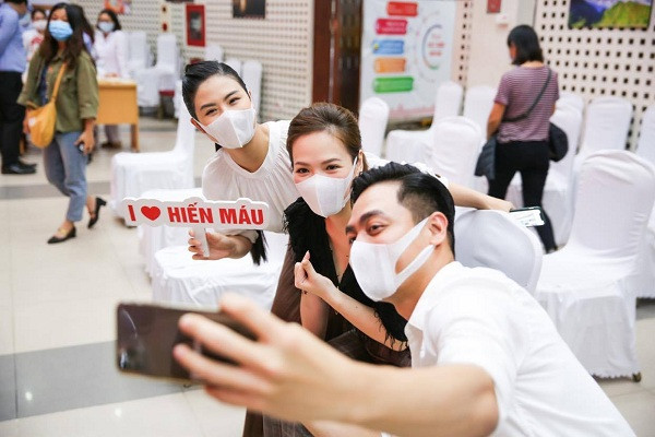 MC Phan Anh cũng trên tay một chiếc iPhone 11 Pro Max.
