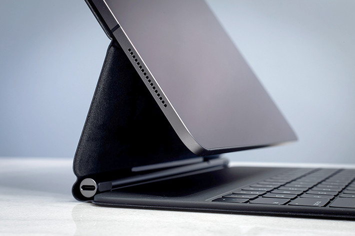 Khác với kiểu bàn phím kết hợp cover trước đây, Magic Keyboard mới của iPad Pro có phần đế giữ khá vững để giúp iPad Pro lơ lửng và điều này rất tiện lợi khi đặt trên đùi để gõ, không bị rung lắc màn hình trong khi thao tác mạnh như trước.