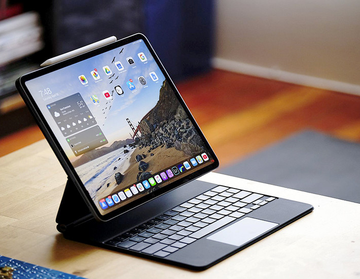 Xét về tổng thể, với một Keyboard dành cho ipad pro, đây là một phụ kiện tốt về mọi mặt, trải nghiệm gõ, linh hoạt nhờ trackpad, cổng sạc type C, tuỳ biến thay đổi góc độ màn hình 130 độ và chắc chắn. Tuy nhiên mức giá thì khá là "đắt đỏ".