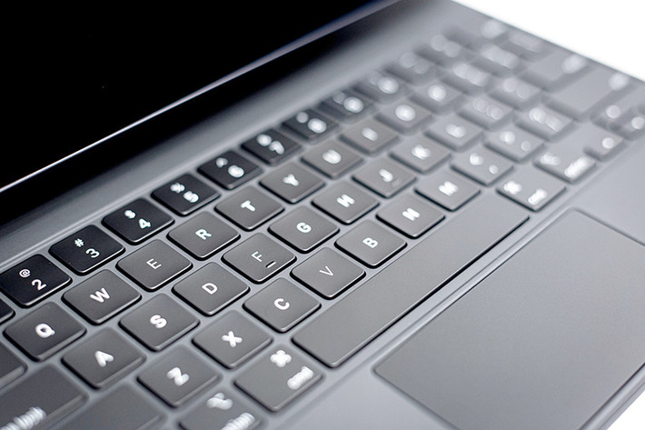 Magic keyboard cho ipad pro là bàn phím mới thay đổi hoàn toàn so với Smart Keyboard hiện tại cho iPad. Apple nói họ sử dụng cơ cấu bàn phím cắt kéo giống MacBook Pro 16" cho bàn phím này.