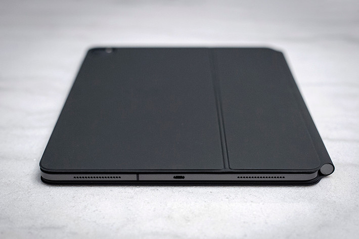 Khi kết hợp với bàn phím độ dày tổng thể của chiếc ipad là dày hơn so với chiếc Macbook Pro 13 inch, tuy nhiên độ dày này là không lớn.