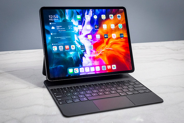 Ngoài ra Magic Keyboard phiên bản dành cho ipad pro còn có thêm trackpad, điều này giúp người dùng giản lược được thao tác và đặc biệt tốt cho những ai quen sử dụng laptop. Tuy nhiên phần tiếng (phản hồi âm) khi nhấn tại trackpad này khác so với trackpad trên macbook khá nhiều.
