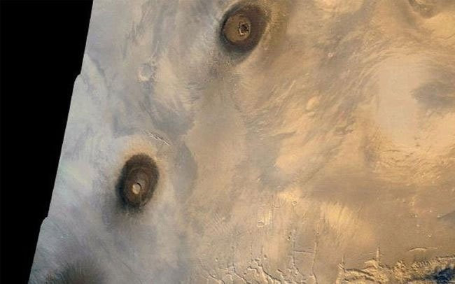 Khi khám phá Olympus Mons, du khách nên đến cả những ngọn núi khác trong vòm núi lửa Tharsis. Khu vực này rộng 4.000 km, bao gồm 12 ngọn núi lửa khổng lồ. Có thể do Hỏa tinh có lực hút yếu hơn Trái Đất, những ngọn núi lửa ở đây lớn hơn nhiều so với ở hành tinh chúng ta. Theo NASA, những ngọn núi lửa này có thể đã hoạt động không ngừng trong suốt 2 tỷ năm