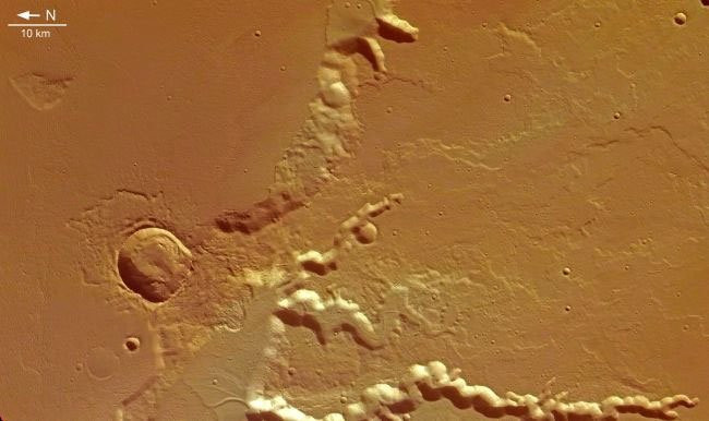 Medusae Fossae là một trong những địa điểm kỳ lạ nhất trên Hỏa tinh. Một số nhà nghiên cứu cho rằng địa hình này do một vụ tai nạn nào đó gây ra bởi UFO. Giả thuyết đáng tin hơn cho thấy cấu trúc này là mỏ núi lửa khổng lồ, lớn bằng 1/5 nước Mỹ. Một nghiên cứu cho rằng vài khối đá của Medusae Fossae là sản phẩm còn lại của những đợt phun trào núi lửa cực lớn thay đổi khí hậu Hỏa tinh.