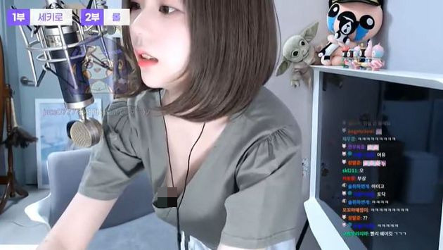 Streamer xinh đẹp người Hàn bất ngờ gặp phải một tai nạn rất đáng trách trên sóng. Cô đã vô tình tới quá gần camera và sau đó cúi xuống khiến chiếc áo bị hở ra phần ngực.