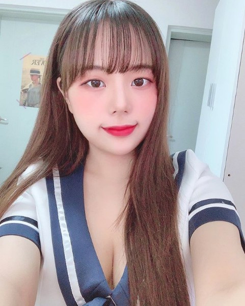 Bên cạnh đó, việc sở hữu một làn da trắng mịn kèm vóc dáng gợi cảm cũng khiến cho cô nàng thu hút được một lượng lớn fan hâm mộ trung thành.