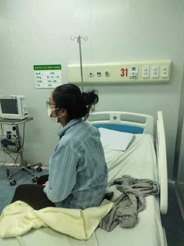 N.H.N khởi phát bệnh hôm 29/2 nhưng không đi khám, sau đó còn di chuyển đến nhiều nơi, tiếp xúc với nhiều người. Đến 18h ngày 5/3, cô gái này vào viện và được xét nghiệm dương tính với Covid-19. Ngay sau đó, phố Trúc Bạch được phong tỏa, những người liên quan được cách ly.