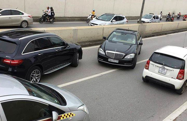 Thậm chí, hình ảnh một chiếc xe hạng sang với biển tứ quý ngang nhiên đi ngược chiều trong hầm Kim Liên cũng khiến nhiều người khó hiểu. Hầm Kim Liên là một căn hầm rất nguy hiểm, phượng tiện di chuyển với tốc độ cao và hay xảy ra tai nạn nên hành động này của tài xế vừa gây cản trở giao thông, vừa nguy hiểm cho bản thân và những người khác.