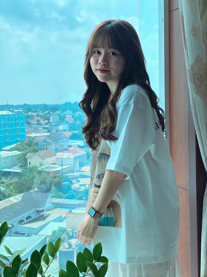 Hơn 2 tháng từ ngày được Quang Hải công khai tình cảm trên mạng xã hội, Huỳnh Anh chọn cách đối diện dư luận một cách vui vẻ và tích cực nhất, kể cả những bình luận soi mói và phán xét ngoại hình.