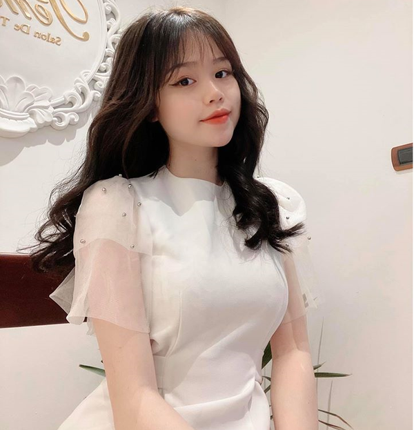Cô nàng cũng thường xuyên di chuyển giữa 2 nước vì có bố đang công tác ở Singapore. Còn mẹ Huỳnh Anh làm công việc kinh doanh khách sạn.