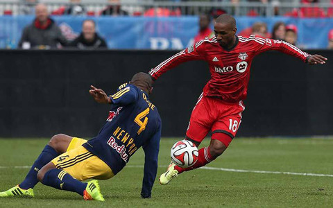 Jermain Defoe, cựu tiền đạo West Ham và Tottenham vẫn còn là một tuyển thủ quốc gia Anh ở thời điểm anh chuyển sang Toronto đầu mùa bóng 2014. Anh cũng có hiệu suất ghi bàn rất tốt ở đội bóng Canada (11 bàn sau 19 lần ra sân), mặc dù thường xuyên gặp chấn thương. Ryan Nelsen, đồng đội cũ của Defoe ở Tottenham và cũng là người đã khuyên anh tới MLS, đã bị sa thải không lâu sau đó và lúc này, tiền đạo 32 tuổi đang bị Toronto rao bán.