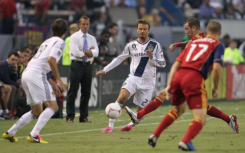 David Beckham (LA Galaxy 2007-12): Không nghi ngờ gì, đây chính là bản hợp đồng lớn nhất của bóng đá Mỹ, một hình ảnh biểu trưng cho kỷ nguyên mới của MLS. LA Galaxy đã bán được tới 250.000 áo đấu trước khi chính thức ra mắt Becks. Beck giúp Galaxy giành 2 Cúp MLS, nhưng quãng thời gian anh ở Mỹ không chỉ toàn màu hồng. Việc anh ký hợp đồng với AC Milan theo dạng cho mượn đã khiến CĐV Galaxy giận dữ. Dẫu sao, Becks đã dập tắt tất cả những chỉ trích để rời đi năm 2012 trong tư cách một người hùng đã quảng bá hình ảnh MLS rộng khắp hành tinh.