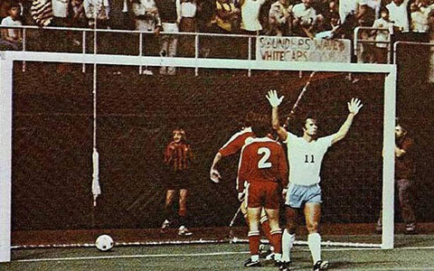 Geoff Hurst đến Seattle trong những năm tháng cuối sự nghiệp, mở đường cho một loạt tên tuổi xứ sương mù cập bến đất nước cờ hoa: Harry Redknapp, Bruce Rioch, Bobby Moore, Mel Machin và Terry Hutchinson. Với 8 bàn trong 23 trận, Hurst đã kết thúc sự nghiệp cầu thủ tại Mỹ trước khi bắt tay vào công tác HLV.