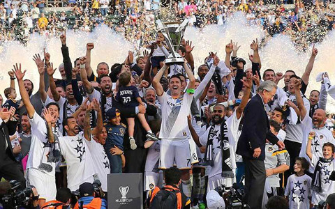 Robbie Keane (LA Galaxy 2011): Cũng thành công như David Beckham và cũng ở LA Galaxy, Robbie Keane đã giành tới 3 danh hiệu MLS với hiệu suất làm bàn “khủng”: 53 lần lập công sau 84 trận đấu. Keane không chỉ là tác giả bàn thắng quyết định trong trận chung kết năm 2014 với New England Revolution, mà còn được bầu là Cầu thủ giá trị nhất MLS mùa giải đó. Không hào nhoáng bên ngoài sân cỏ như Becks, nhưng không ai có thể phủ nhận sự hiệu quả của tiền đạo người CH Ireland.