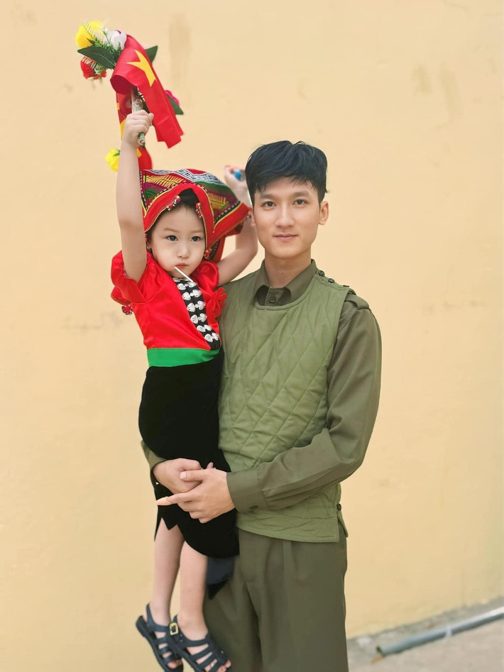 Ai cũng ấn tượng với một cô bé cực kỳ xinh xắn, đáng yêu, xuất hiện trong phần đầu của buổi lễ. Các cô chú cũng rất cưng em bé xinh xắn này.