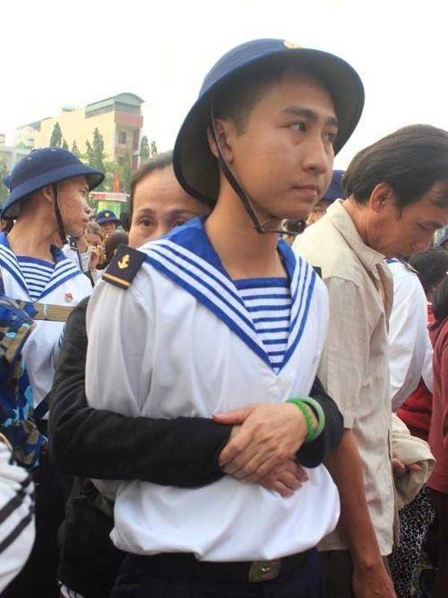 Ngày 13/5/2014, hình ảnh người mẹ với ánh mắt thất thần đang ôm chặt đứa con của mình, người lính trẻ sắp ra đảo làm nhiệm vụ, khiến cho hàng triệu người rơi lệ.