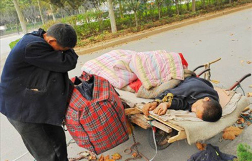 Hình ảnh người cha 60 tuổi, ngụ tại thôn Tây An, huyện Lâm Cù, thành phố Duy Phường, tỉnh Sơn Đông, Trung Quốc hàng ngày miệt mài kéo lê cậu con trai say thuốc bị tâm thần trên chiếc xe kéo khắp mọi nơi hy vọng kiếm miếng ăn qua ngày khiến cư dân mạng vô cùng cảm động.