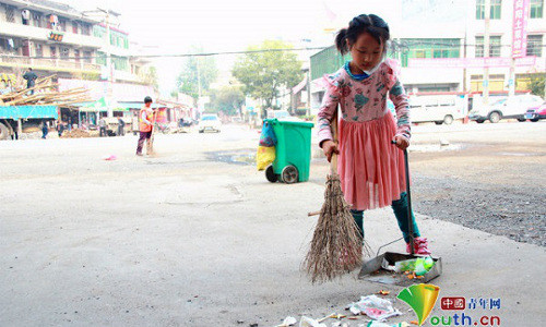 Những ngày cuối tháng 10/2014, bức ảnh chụp cảnh một bé gái 5 tuổinhỏ nhắn cần mẫn thu dọn vệ sinh trên đường phố đã khiến nhiều người dân Trung Quốc cảm động.