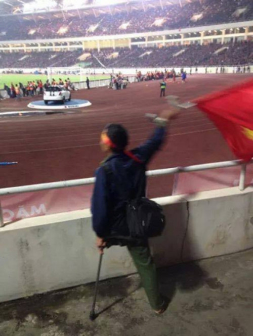 Sau trận thua bàng hoàng của ĐT VN trên sân Mỹ Đình vừa qua, đã có rất nhiều hình ảnh ấn tượng được cư dân mạng chia sẻ nhưng có lẽ gây xúc động nhất, khiến cư dân mạng xót xa nhất là hình ảnh một cổ động viên chống nạng đứng vẫy cờ cổ vũ ĐT Việt Nam.