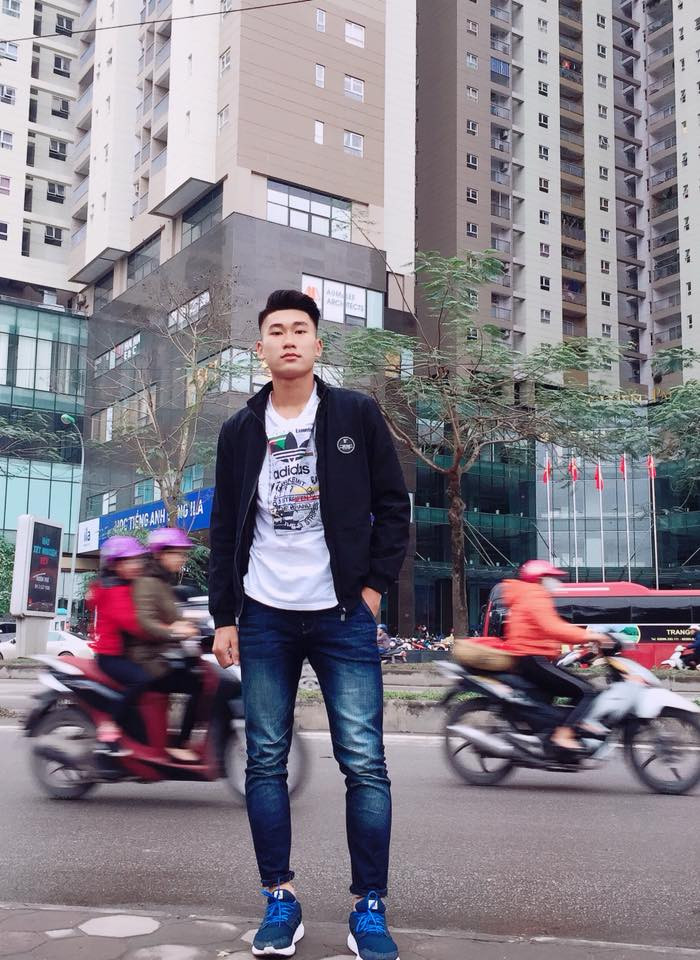 Bên cạnh đối mắt hí y hệt Hàn Quốc, nụ cười toả nắng, Mạnh Dũng còn sở hữu chiều cao 1m81 và thân hình 6 múi khiến fan nữ mê mệt.