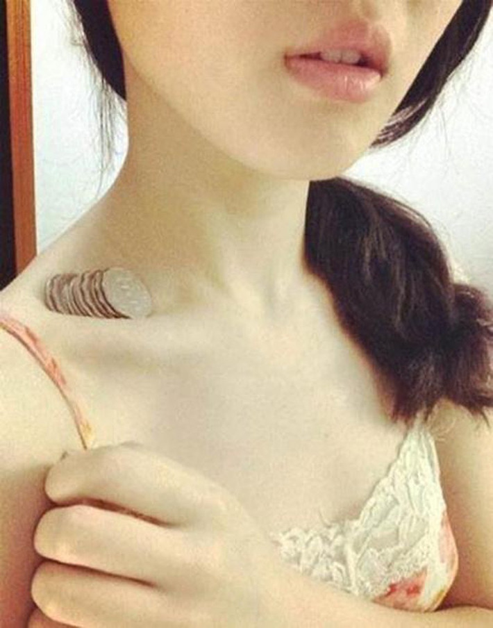 Để khoe được hõm xương quai xanh sâu, người chơi sẽ đặt các đồ vật như đồng xu, kẹo, bánh,...thậm chí là nuôi cá trong đó. Các đồ vật này không rơi, cá vẫn bơi được chứng minh rằng hõm xương sâu và quyến rũ.