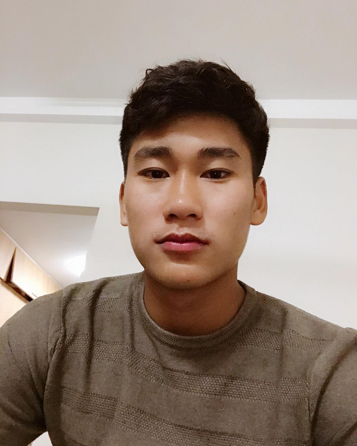 Không chỉ có khuôn mặt điển trai, tiền đạo gốc Thái Bình còn sở hữu chiều cao 1m81 và thân hình đẹp như người mẫu.