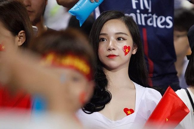 "Hot girl ngủ gật" Thuỷ Tiên cũng là nhân vật được báo Trung nhắc đến khi bức ảnh chụp lén cô say ngủ ở sân trường được tung lên mạng.