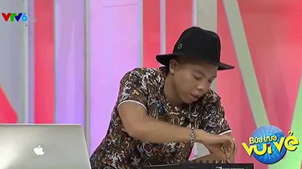 Hoàng Touliver biểu diễn trong chương trình Bữa trưa vui vẻ - VTV6. Anh bắt đầu sự nghiệp của mình từ năm 2007. Hoàng Touliver từng chia sẻ, tuy học về nhạc cổ điển chính quy nhưng niềm đam mê thực sự đối với anh là âm nhạc đương đại. Anh thích nhạc hiện đại, thích phối khí và đây chính là những thứ đã đưa anh đến với nghề sản xuất âm nhạc.