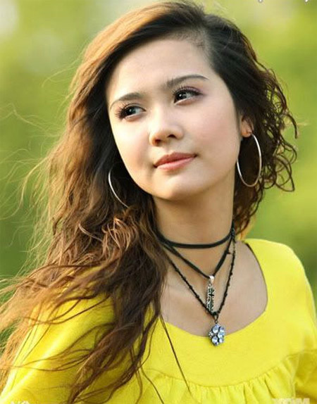Nhớ đến Huyền Lizzie là nhớ đến đôi mắt kiều diễm lóng lánh nước, trông vô cùng đáng yêu.