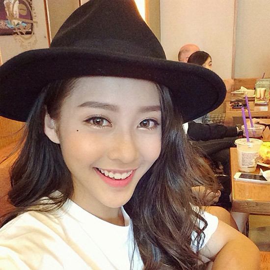 Dù không sở hữu chiều cao ấn tượng nhưng đôi mắt to thể hiện sự thông minh, cá tính và sức lôi cuốn lạ thường của Khả Ngân lại “đốn tim” biết bao teen boy.