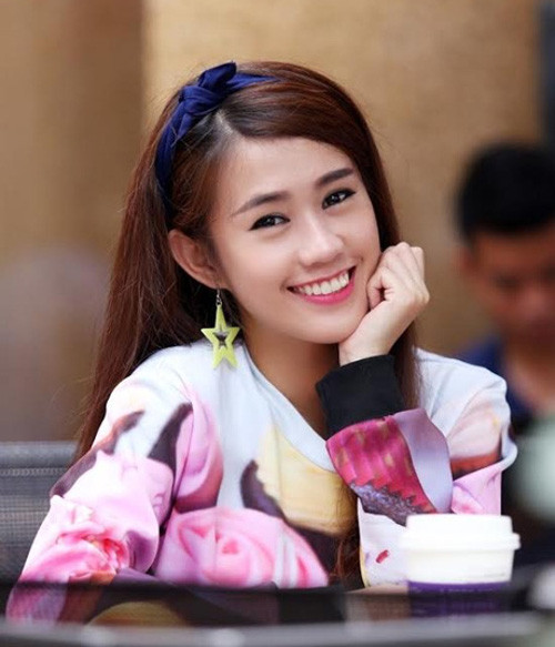 Người đối diện khó có thể rời mắt khỏi đôi môi đỏ vừa cong vừa mọng, lại được tô son nổi bật như thế này của Huyền Baby.