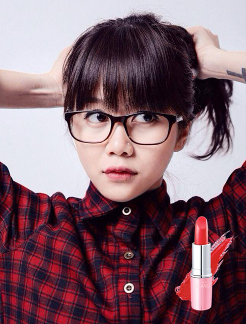 Đôi môi quả là điểm nhấn không thể nổi bật hơn trên gương mặt đẹp của cô. Huyền baby rất biết lợi thế của mình và luôn tôn nó lên bằng các màu son đỏ.