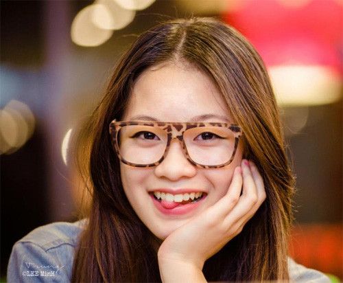 Ngay cả khi không cười, đôi môi hồng của cô trông vẫn tươi tắn như cánh hoa đào.