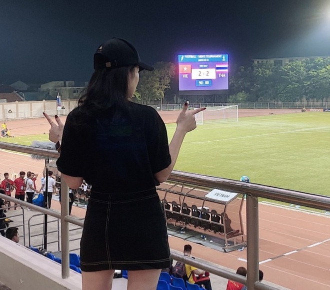 Kết thúc trận đấu, Hoàng Anh Ốc nán lại sân, check-in trước bảng tỉ số 2-2 của U22 Việt Nam và U22 Thái Lan.