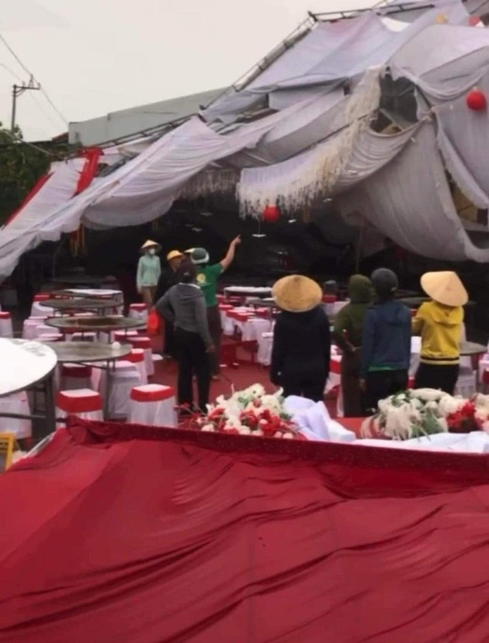 Nhiều ngườ hài hước "hỏi tội" thầy xem ngày: "Thầy bảo ngày đẹp mà giờ cơ sự thế này à".