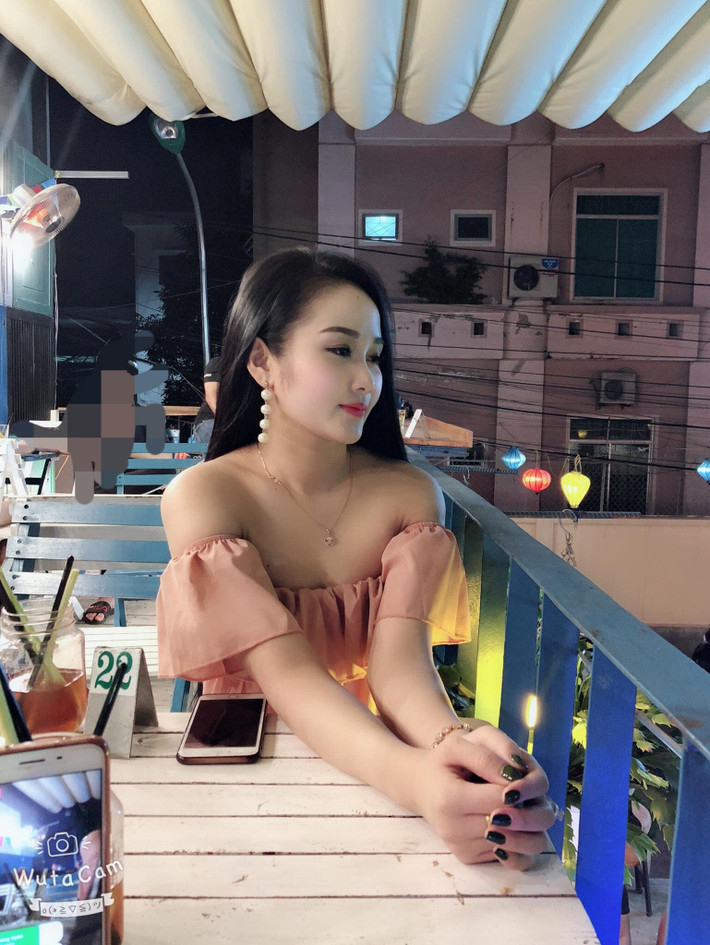 "Cho dù cả thế giới này có ghét em nhưng riêng anh thì không! Nếu trên thế giới này tất cả đều ghét em thì đều đó có nghĩa anh đã chết!" - Dòng trạng thái Tiên Linh viết gửi bạn gái trên mạng xã hội khiến nhiều người ngưỡng mộ.