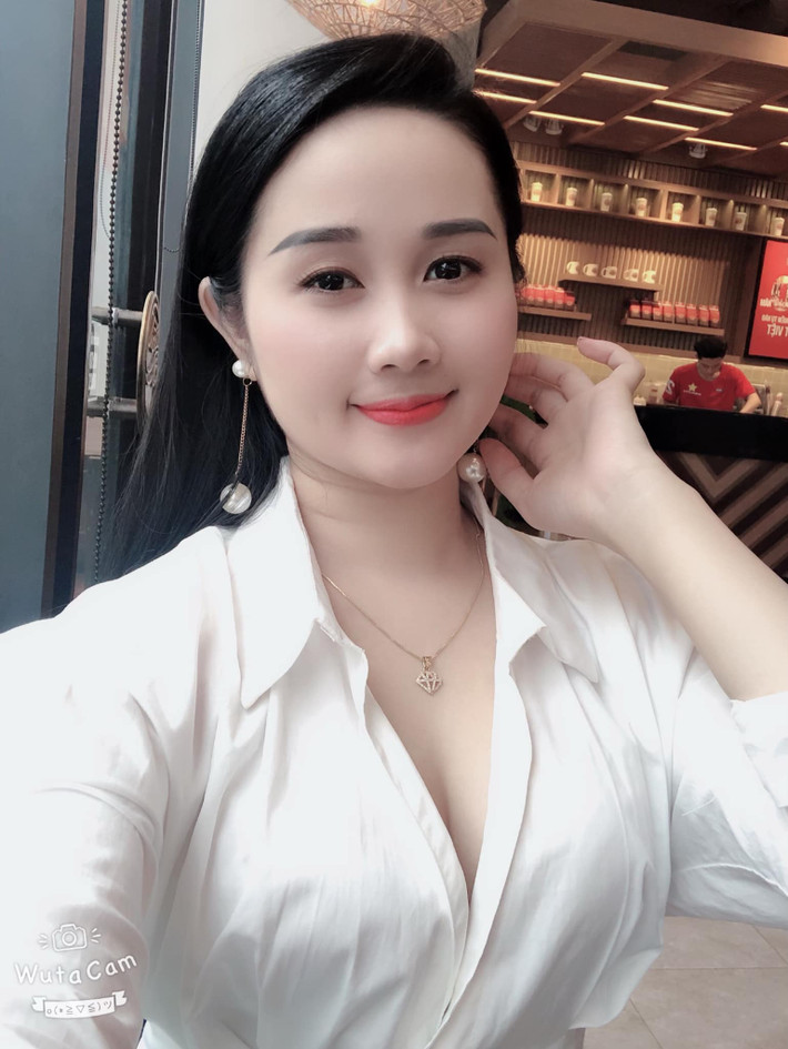 Ngọc Quyên từng theo học và tốt nghiệp ngành Múa của trường Đại học Sân khấu - Điện ảnh. Cô nàng từng dự thi "Miss Vinh 2014" và góp mặt vào nhiều chương trình biểu diễn lớn.