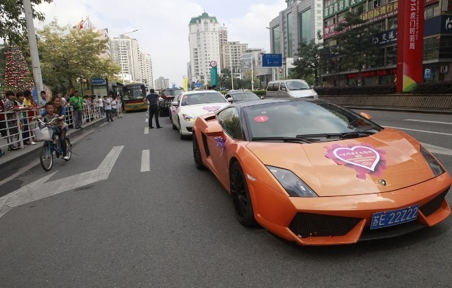 Phát tiền cho người xem: Cũng tại Trung Quốc năm qua, một đám cưới với hàng chục chiếc siêu xe đã được diễn ra tại Đông Quan. Đám cưới với dàn siêu xe này lên tới 1,5 triệu nhân dân tệ tương đương khoảng 4 tỷ 500 triệu đồng được chú rể Chen Jun Lliang thanh toán.