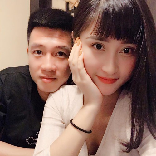 Huy Hùng và Thuỳ Dương đã yêu nhau 5 năm và tính đến chuyện trăm năm. Mẹ của nam cầu thủ từng hết lời khen ngợi con dâu tương lai đảm đang, tháo vát và nấu ăn cực ngon, đặc biệt là các món hải sản.