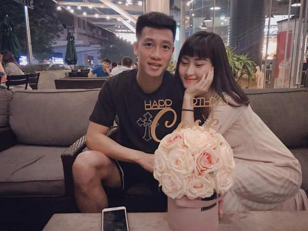 Hơn nữa, việc Thuỳ Dương dùng những từ ngữ không mấy hay ho để đôi co trên mạng xã hội khiến hình ảnh của bản thân và bạn trai cầu thủ xấu đi trong mắt người hâm mộ. Đây cũng là lần đầu tiên, nàng WAG lên tiếng đáp trả những tin đồn không hay về bản thân.