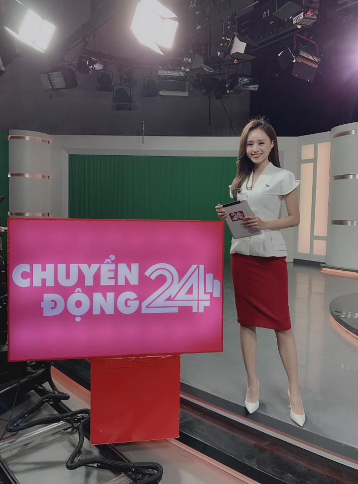 Sau 4 năm, nữ MC thời tiết Xuân Anh nay đã trở thành gương mặt quen thuộc đối với khán giả. Cô gây ấn tượng với lối dẫn dắt duyên dáng, giọng khàn nhưng cực dễ nghe và đặc biệt là nụ cười tươi rói luôn thường trực trên môi.