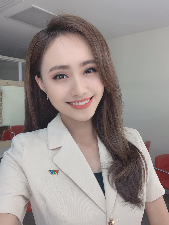 Được biết, nữ MC đang hẹn hò với một bạn đồng nghiệp cùng làm chung tại VTV.