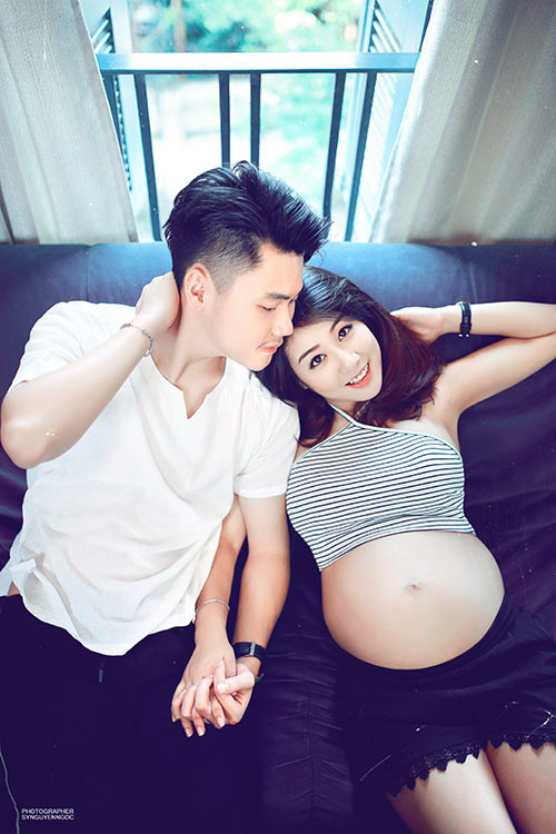 Trang Lou là một trong những hot girl Hà Thành đình đám, được ngưỡng mộ không chỉ bởi nhan sắc vô cùng xinh đẹp mà có tình yêu ngọt ngào từ thời học sinh với chồng điển trai Tùng Sơn. Cặp đôi yêu nhau khi còn học cùng cấp 3 Việt Đức và có cái kết vô cùng ngọt ngào.